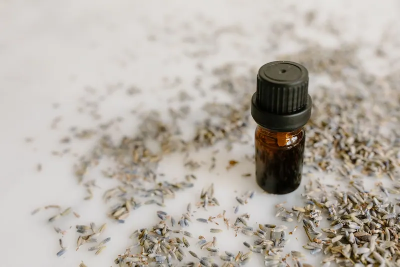 Duftölfläschchen mit Lavendel auf einem Tisch