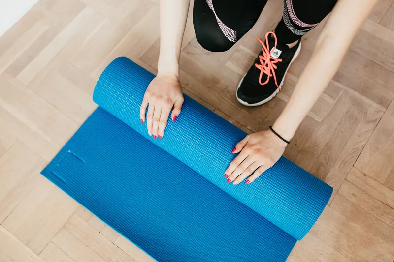 Helles Studio mit Matten für Yoga und Pilates