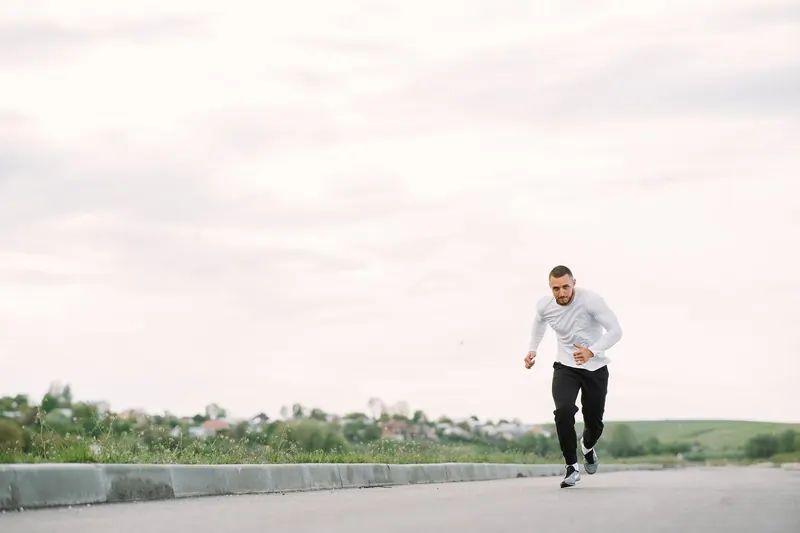 Lauftraining im Freien am Morgen