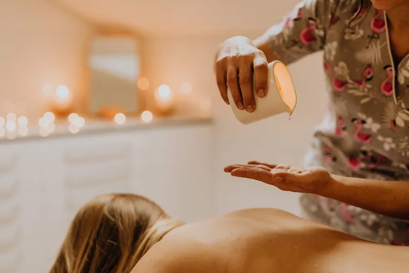 Massageraum mit Handtüchern und Kerze