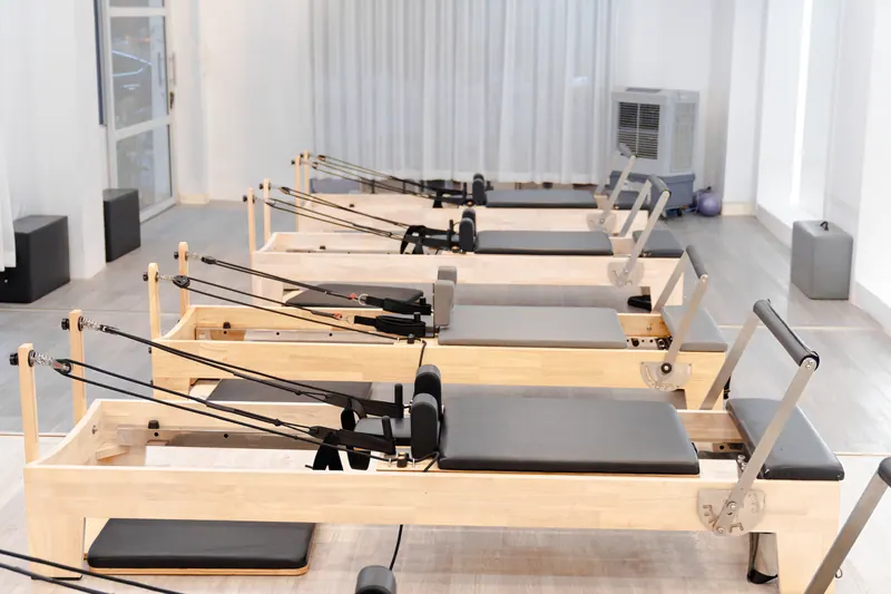 Pilates-Reformer mit Schlitten und Federn in einem hellen Studio